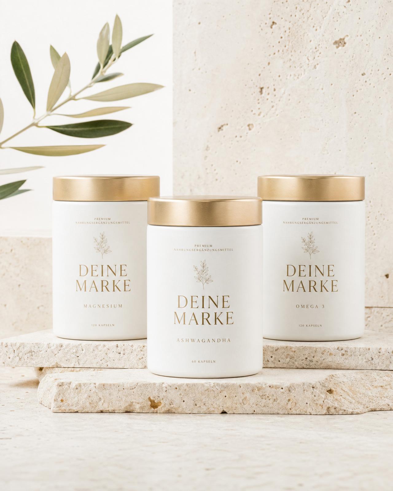 Premium Supplement-Marke: matte Braunglas-Flaschen mit minimalistischen Etiketten auf Travertin, natürliches Licht.